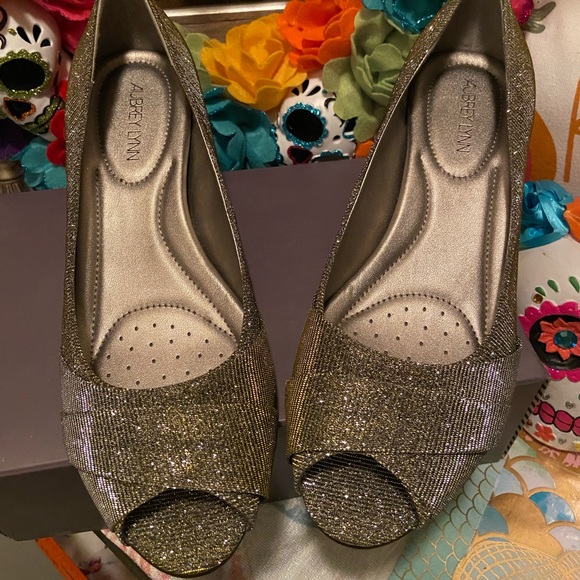 AUBREY LYNN AL-ABBEY DK GOLD EVENING SHOES. - Picture 2 of 4